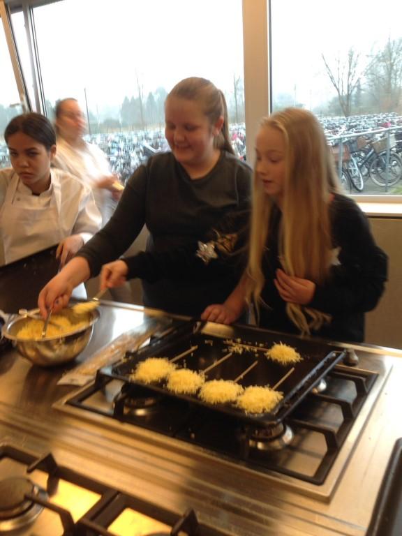 Daar hebben we alle afdelingen van de school gezien en overal hebben we kort iets kunnen doen.