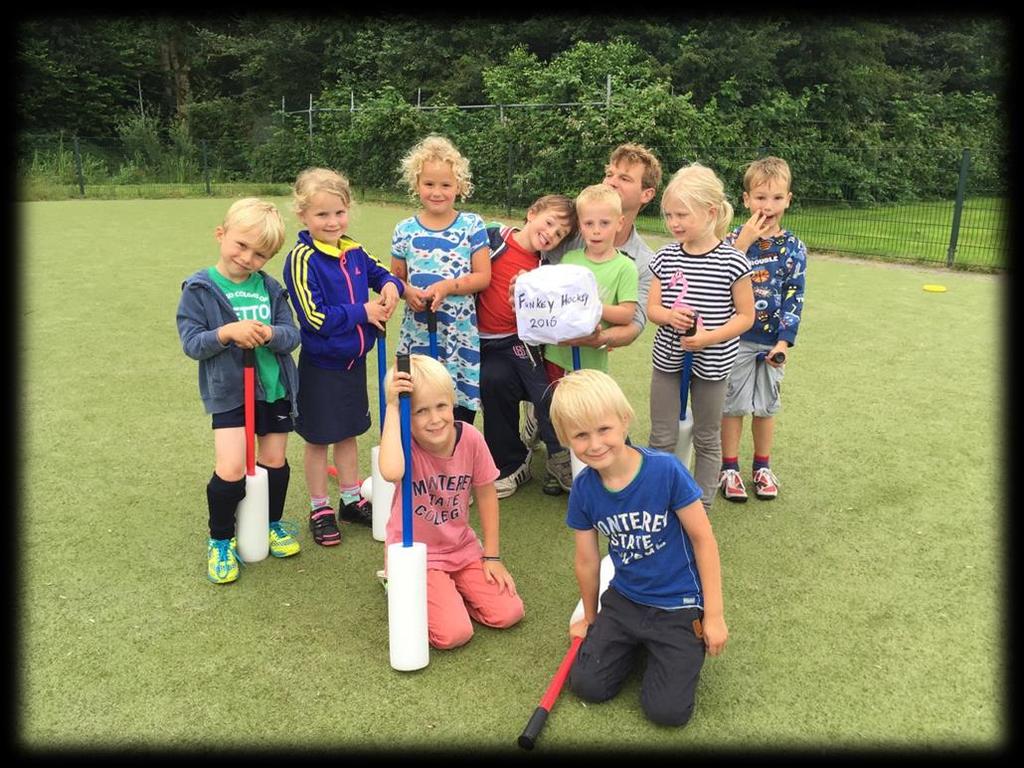 Kabouterhockey In september 2015 zijn we met een groepje enthousiaste kinderen in de leeftijd vier tot zes gestart met kabouterhockey.