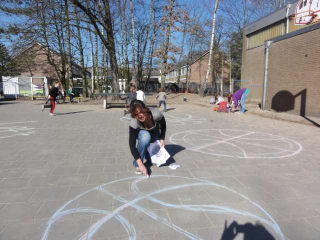 Door de kinderen te betrekken bij projecten, zoals het vernieuwen van de twee schoolpleinen. De kinderen spelen iedere dag op deze pleinen, tijdens de pauzes en tijdens de lunch.