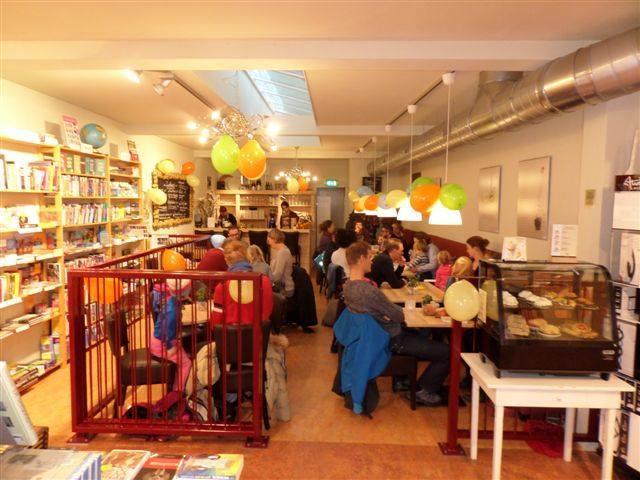6 laat een mooi voorbeeld zien van een boekenzaak in Driebergen- Rijssenburg waar klanten naast het kopen van boeken ook een drankje kunnen
