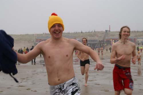 Op 1 januari 2008 ging de eerste editie van start. Drieënveertig bikkels hadden zich aangemeld om twee uur s middags een frisse duik te nemen op het strand van Noordduine.