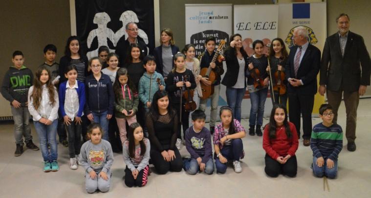 In overleg met Jeugdcultuurfonds Arnhem waren viool-leerlingen en een piano-leerling van El-Ele Wereld Dans en Muziekschool Arnhem uitgenodigd om in het voorprogramma van het concert een