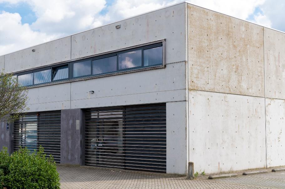 l. water en waterhuishoudkundige voorzieningen; m. nutsvoorzieningen; n. parkeervoorzieningen. Met dien verstande dat: o. geluidzoneringsplichtige inrichtingen niet zijn toegestaan; p.