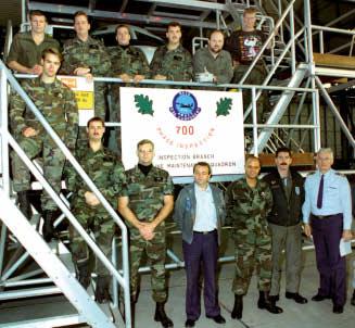 NATO Skywatch 6/7 juni 7 4 De ste E-3A missie wordt gevlogen ter ondersteuning van de operatie Deny Flight boven Bosnië Herzegovina Vier Servische aanvalsvliegtuigen schenden de No- Fly zone van de