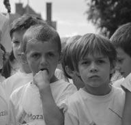 Enkel van de aankomst kan ik iets vertellen want daar werd ik ingeschakeld. De aankomstzone werd reeds door anderen klaargezet met de legendarische versnaperingenbar van Dwars door Sint-Kruis.