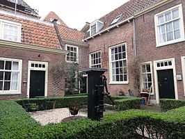 De tuin van het Jean Michelhof De Jean Michelhof, ook wel Jan Michielshof genoemd, is een van de 35 hofjes van Leiden.