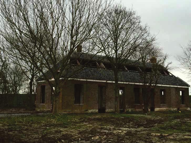 Nederlands Hervormde kerk, Voorstraat 20 Deze rechthoekige zaalkerk stamt uit 1542 en heeft laat gotische vormen met tonge welven en trekbalken.