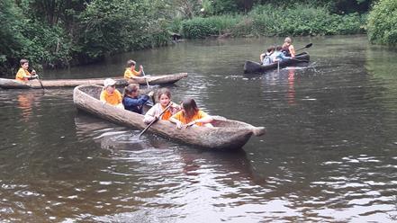 Je kon er kanoën in een uitgeholde boomstam. We gingen met z n drieën in de kano.