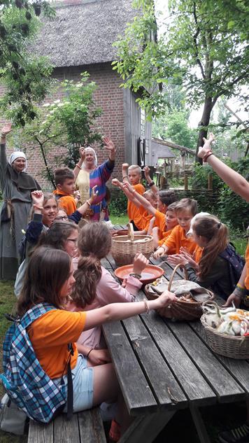 . we gingen slootje springen. We gingen brood bakken aan een stok in het vuur.