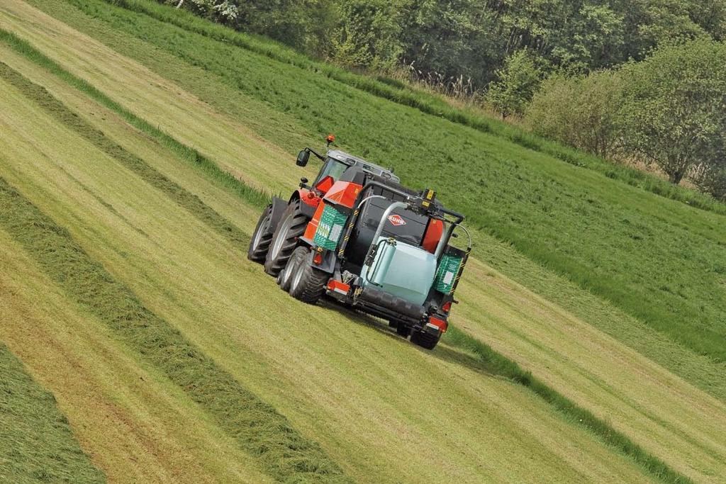 VBP PERSEN EN WIKKELEN IN EEN BALEPACK De One-Man Combinatie 11 BALE TRACK v 2 systemen worden door KUHN gecombineerd in een machine, de VBP Balepack.