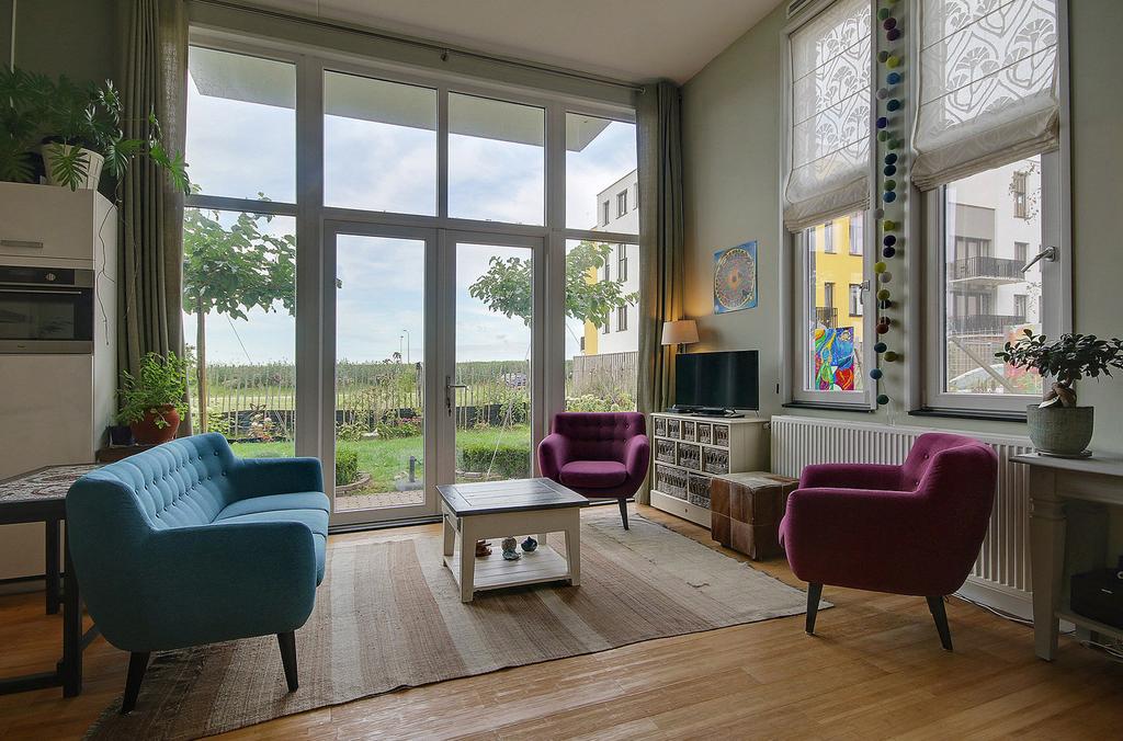Dit speelse appartement is gelegen op de begane grond met riante tuin. U heeft een ver uitzicht richting het Ijmeer.