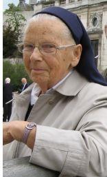 Hoe kunnen we opnieuw praten over Zuster Hélène Van Oo- teghem die weldra 90 jaar wordt? Toen ik de jaarboeken doornam vond ik een ar kel dat ik in «Ons Krantje» geschreven had in september 1992!