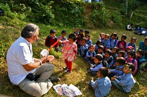 We besloten om een dag eerder terug te keren naar Kathmandu. Wel brachten we die ochtend een bezoek aan de omgeving, o.a. een bezoek aan de health clinic en maakten kennis met een aantal dorpelingen, zodat we een indruk kregen van de omgeving voor een eventuele follow-up.