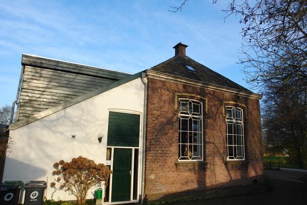 Wonen op nummer 3: Op de linkerflank, opzij, vind je de entree en ruime hal met toilet. Aan de achterkant is een ruime woonkeuken met een schuifpui naar het terras en veel licht en zicht op de tuin.