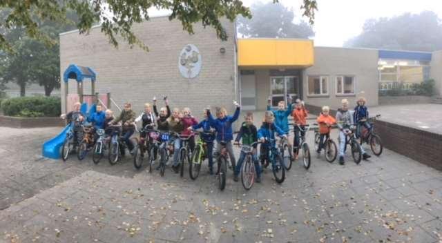 "Zilver" bij de jaarlijkse Scholen fietscrosswedstrijd September tijd om weer naar school te gaan, maar ook tijd voor de jaarlijkse scholen fietscrosswedstrijd bij "De Lochsprinters" in Nijverdal.