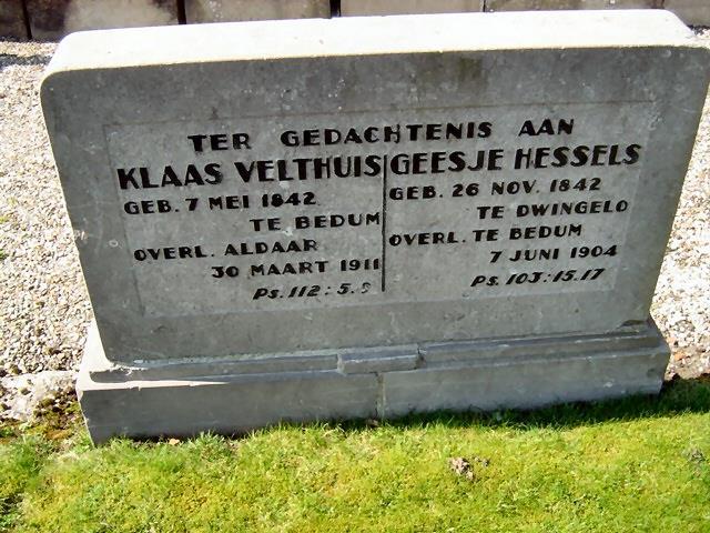 Grafsteen van Klaas Velthuis en Geesje Hessels op de begraafplaats te Bedum. Foto: Graftombe.nl. Geplaatst door Red. 4.