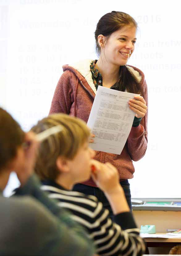 Leraren aan zet De samenleving verwacht van leraren dat ze zich blijven ontwikkelen, zodat de kwaliteit van het onderwijs steeds beter wordt. Goed onderwijs begint immers met goede leraren.