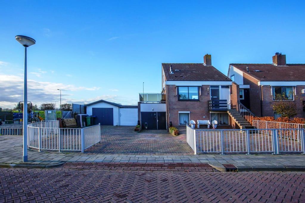 Algemeen Prachtig gelegen dijkwoning op riante kavel! Deze ruime woning geniet een heerlijk vrij uitzicht en ligt aan de rand van het dorp met de dorpskern van IJsselmuiden in de nabije omgeving.