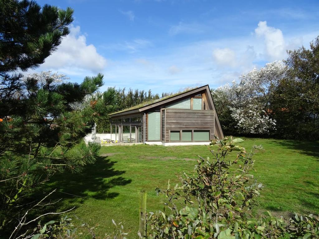 Onder het schijnsel van de vuurtoren en op loopafstand van het dorp Hollum en het strand ligt de vrijstaande, comfortabele en ruime recreatiewoning Golfzang.