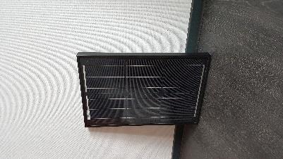 Mono kristallijne zonnepanelen (zwart) Dit type paneel met zwarte zonnecellen op een zwarte achtergrond (backsheet) en een zwart aluminium kader er omheen wordt ook wel een full black paneel genoemd.