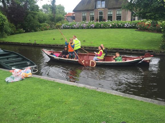 Het water was heel koud maar later wende je er wel aan. We hebben s avonds in Giethoorn gegeten. We aten patat met als toetje een softijsje. Slapen ging best goed.