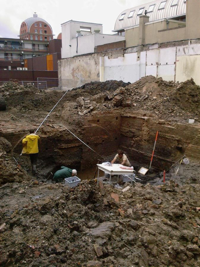 Bekende archeologische gegevens De onderzoeken van de ROB aan de Heer Heymansuysstraat tussen 1975 en 1977 geven een goed algemeen beeld van de bebouwingsgeschiedenis langs deze straat.