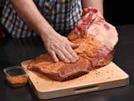Injecteer de brisket aan de vleeskant (vet zijde naar beneden) met de runderbouillon.