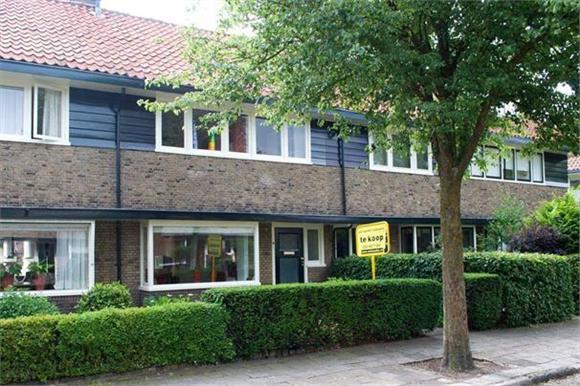 7 kamers (4 slaapkamers), 2 badkamers 2 Franklinstraat 98 3817 VH Amersfoort 359.000 k.k. Op een goede locatie in het aantrekkelijke Leusderkwartier gelegen sfeervolle woning met diepe zonnige achtertuin.