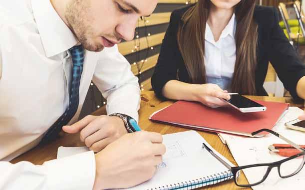 Een onderzoeker die zelf naar de scholen gaat, bereikbaar is voor vragen, de taal en de problematieken binnen de scholen kent.