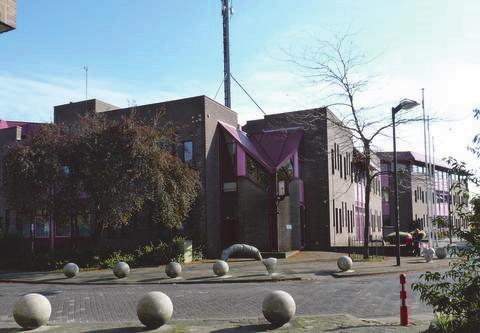 Ten oosten is een brede parkachtige bomenrij, een brede weg met daarachter wederom een smal parkje, en een brandweerkazerne.