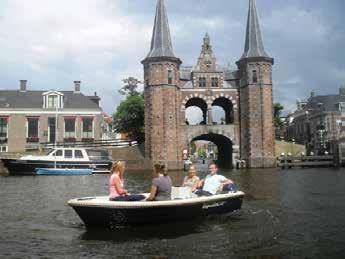 Waterpoort Sneek OMGEVING Sneek Sneek is gelegen nabij het Sneekermeer en is onder andere bekend vanwege de historische binnenstad, met onder meer de Waterpoort, en de Sneekweek.