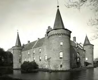 Bejaarde bewoners van het dorp Kessel herinneren zich het kasteel nog in de toestand voor de Duitse vernieling.