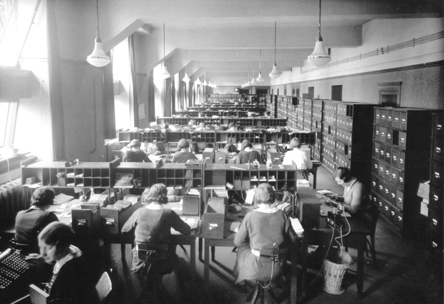 Figuur 9. De dames van het Telecom Incasso-proces (TICO) verwerken de verzamelde gesprekkenbriefjes tot nota s voor klanten (1930).