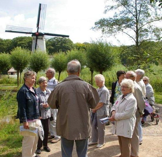 Tegen half 10 hadden we de 1e koffiestop in de bus. De gids,theo Cauwman bleek een ras echte Roosendaler te zijn, maar woont nu in Eindhoven.