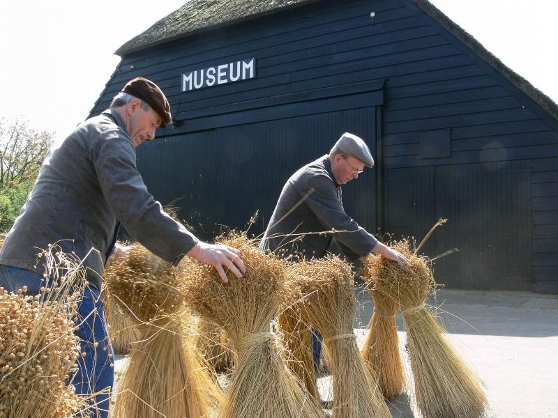 Antenne augustus 2012 6 Fietstocht naar het Nationaal Vlasserij Suikermuseum In de Westhoek van Noord- Brabant verbouwt men al eeuwen de grondstoffen voor de productie van lijnolie, vlaslint, linnen