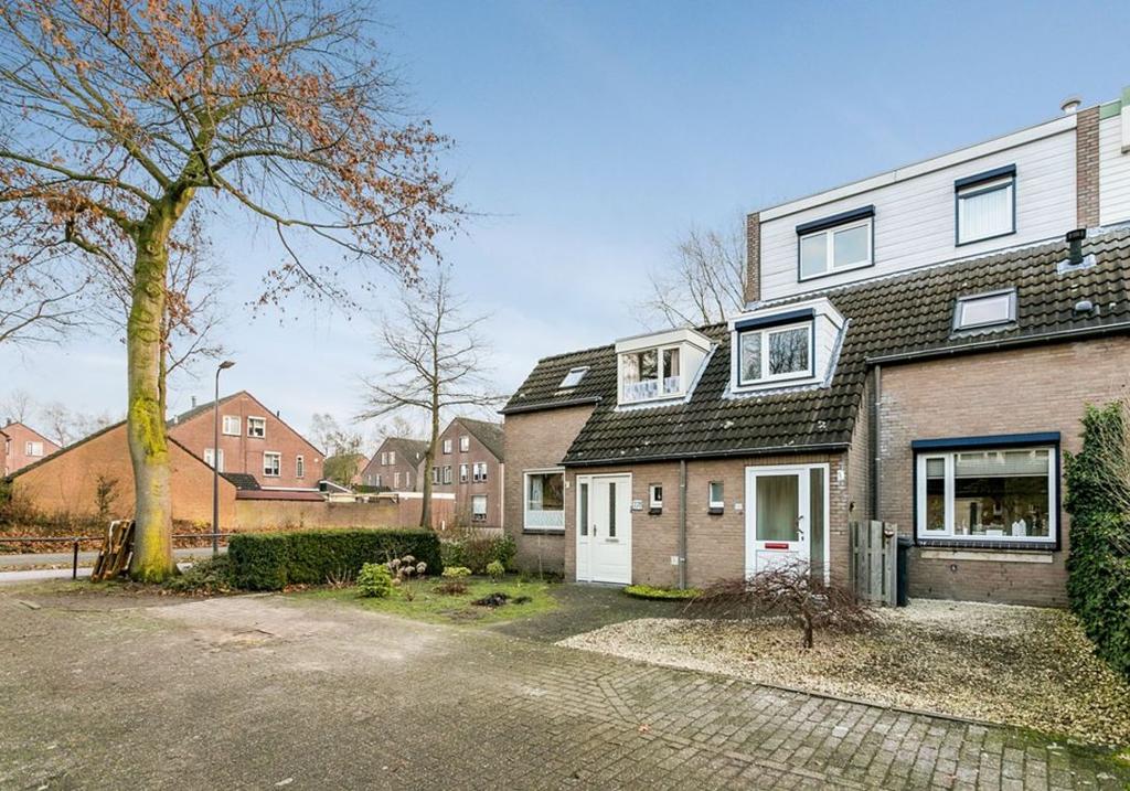 INLEIDING BRABANTHOEVEN 227, 5244 HR ROSMALEN De fraaie groene wijk Sparrenburg De Hoevens maakt deel uit van Rosmalen Oost, een woonwijk gebouwd in de jaren 70 en 80.