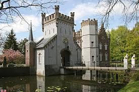 Het kasteel kreeg voor het eerst de naam Kasteel Stapelen in 1293, toen Willem van Boxtel als beloning, voor zijn dapper optreden in de slag bij Woeringen tegen de Geldersen, Stapelen en zijn