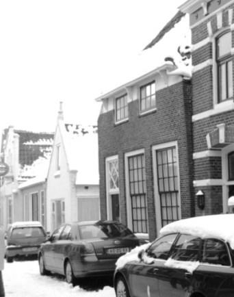 Kerkstraat A-272. Kerkstraat 20 na 1957. Dit huis is het oudste stenen huis van Nieuwerkerk. In de aantekeningen van archivaris van Beveren staat iets over "des graven mannen".