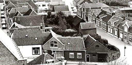 Kerkstraat A-280, Kerkstraat A-281 en Ring A-282. In 1957 wordt het resp.: Hoge Kerkstraat 4 en 2, en Kerkring 65. Foto vóór 1953 genomen vanaf de toren door Jan Stolk.