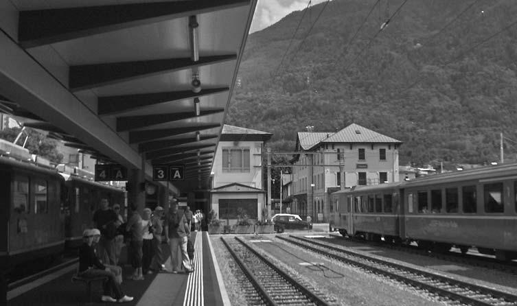 Het station van Tirano foto:jvdw 2007 daardoor sneller kan rijden op het smalspoor. Wij dalen nu langzaam naar een hoogte van 500 meter naar Landquart.