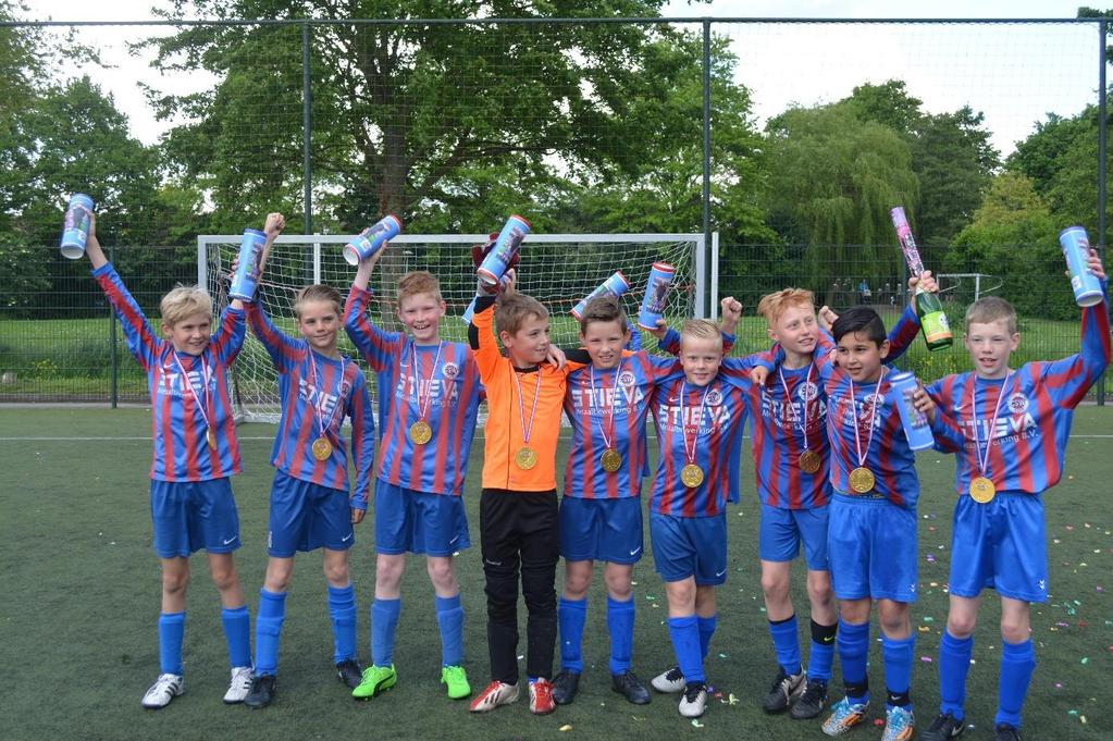 KAMPIOENSTITEL VOOR CSW JO11-2 Zaterdag jl. speelde CSW JO11-2 thuis tegen Victoria uit Hilversum. Het was een erg belangrijke wedstrijd.