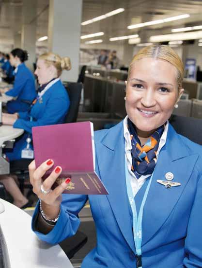 Dat is luchtvaartdienstverlening. Schiphol is een van de drukste vliegvelden van Europa. Dag en nacht is er bedrijvigheid. Passagiers die op reis gaan, maar ook mensen die op de luchthaven werken.