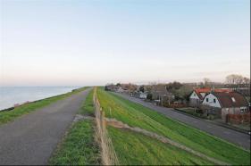 Mogelijk zouden plattelandsregio s zoals Zeeland, Fryslân en de Achterhoek er goed aan doen om op heel andere speerpunten in te zetten dan stadsregio s zoals Amsterdam, Rotterdam en Utrecht (zie