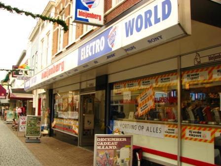 Dit heeft met name te maken met de kleinschaligheid in het centrum, waar veel modezaken en andere winkels slechts over een gemiddelde van 154 m² w.v.o. beschikken.