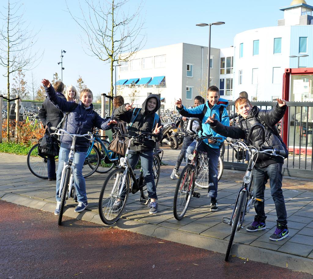 OPDRACHT 3: Maak een oefenkruispunt op het schoolplein We hebben met elkaar de regels en afspraken onderzocht. Ook hebben we bedacht waar we op moeten letten wanneer we het kruispunt oversteken.