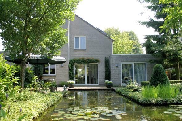 De grote bergzolder is bereikbaar via een luik in een van de slaapkamers.