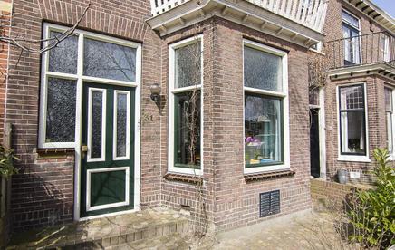 Indeling Ben je op zoek naar een karakteristieke erkerwoning op een aantrekkelijke locatie? Kom hier dan snel even binnen kijken! Deze woning heeft veel te bieden.