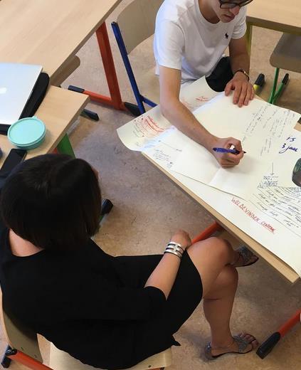 De studenten gaan in onze opleidingsonderdelen de confrontatie aan met de volledige complexiteit van het beroep, de klas, de school en dit vanaf het begin van onze opleiding.