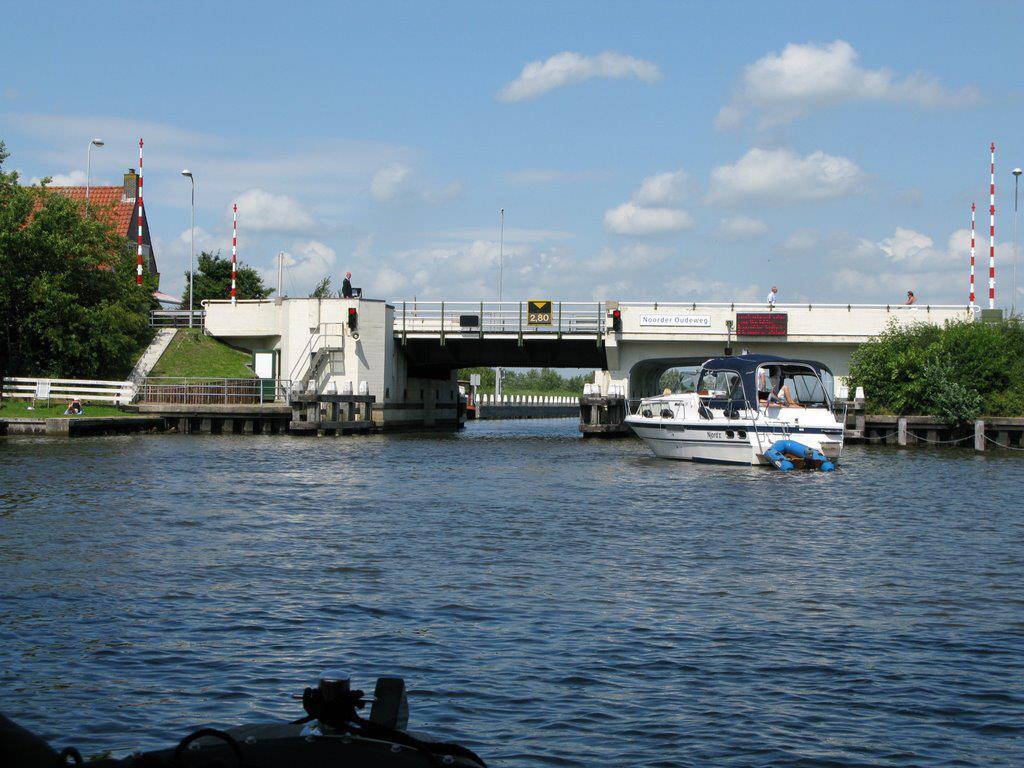 Op bovenstaande situatie 3 bestaat de brug uit 2 delen, links een beweegbaar deel en rechts een vast deel. De doorvaarthoogte van beide delen bedraagt 2,80 meter.