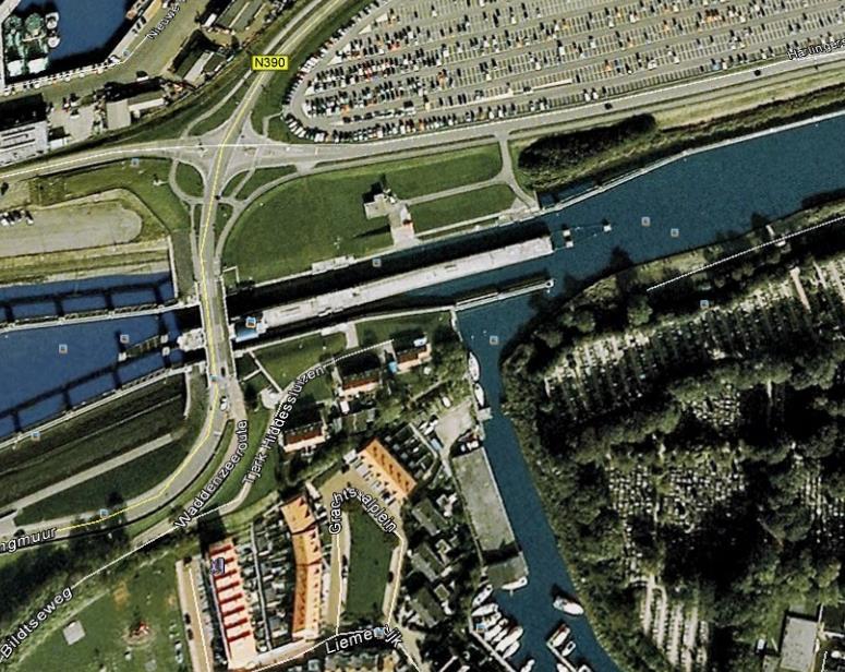 De doorvaarthoogte onder de rechter aanbrengbrug, het vaste noordelijk gedeelte naast het beweegbaar deel van de fietsbrug in Oegstgeest bedraagt naar schatting ruim 3 meter.